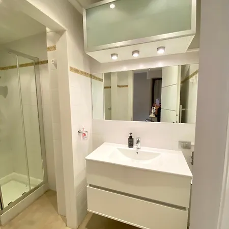 Cool Flat - Private Parking & Rooftop Terrace Сasa de vacaciones