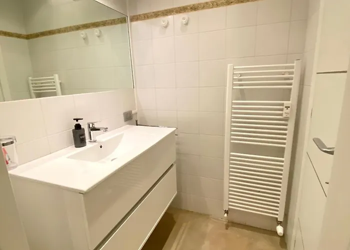 Cool Flat - Private Parking & Rooftop Terrace